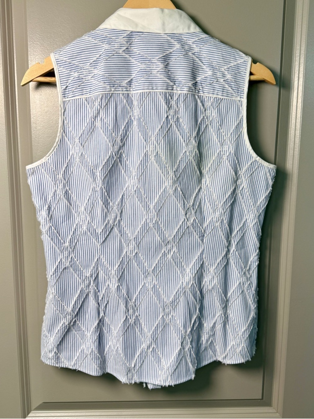 Brooks Brothers Seersucker Fringe Diamond Sleeveless Blouse | Blue Stripe | 8 - Picture 4 of 6